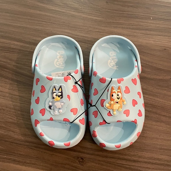 Bluey and Bingo Toddler Kids slides with Heart Pattern size 11/12-NWT - Picture 1 of 6